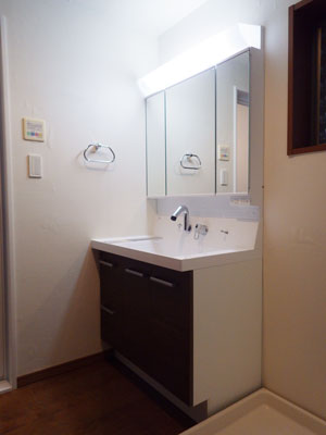 ダークウォールナットで落ち着いた浴室空間に ダークウォールナットで落ち着いた浴室空間に